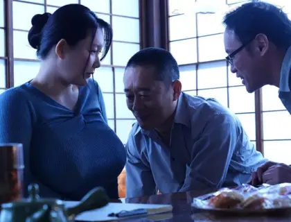 Một phụ nữ đã kết hôn bị cả hội khu phố lợi dụng làm tình